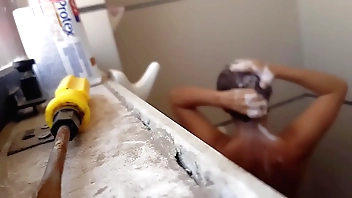 bella cuñada colombiana bañandose se da cuenta