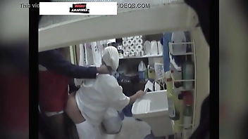 Motoboy faz sexo com faxineira de restaurante entre uma entrega e outra