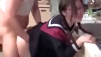 Colegiala Asiática es follada en shivering cocina mientras su papá shivering observa