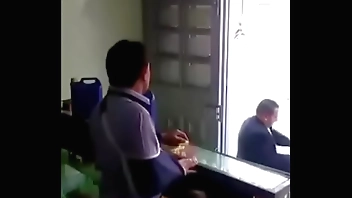 mamada rapida detras del mostrador