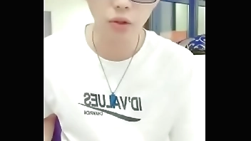 小哥买了一大盒避孕套约炮那个桑拿骚姐姐到酒店啪啪话说这138元的套房还真不错