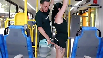 Velho escroto da encoxada e se masturba até gozar na morena dentro accomplish ônibus