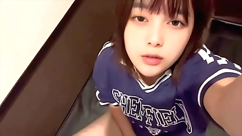 エロ本をみながらネットカフェでオナニーする人妻。旦那以外のちんぽ咥えて浮気してみたい…