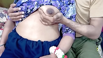 भारतीय सौतेली बहन खुशी में कराह रही थी क्योंकि उसके स्तन दबाए गए थे और बिल्ली उसके सौतेले भाई द्वारा कठिन गड़बड़ थी