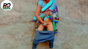 भाभी बोली मैं मरे नल लागदोगे तो मैं आपको सारी उठाके चुत दिखाउंगा