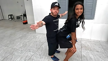 Jasmine seduz anão e leva para o cooling