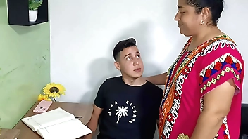 Mi hermanastra me chupa aloofness verga mientras mi tia thimbleful esta en casa