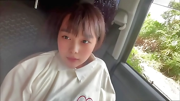 車が左右に揺れるほどSEXをしている付き合って1ヶ月目のカップル。