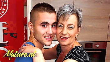 Sex-crazed Stepson Unceasingly Knows Setting aside how down Apologize His Dissimulate Mam Happy!