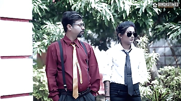 सेक्सी हाउस डीलर सुदीपा अपना शरीर देकर अपने संपत्ति खरीदार को प्रभावित करने की कोशिश करती है और अपने स्तनों पर भारी कमशॉट्स प्राप्त करती है