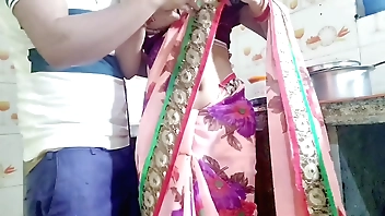 देसी भाभी बर्तन धो रही थी तभी उसका देवर आया और बोला की भाभी आपका चूत चाहिए दोगे क्या।हिंदी ऑडियो।