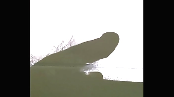 早晨勃起后在影子下自慰射精