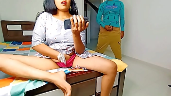 कोमल फोन सेक्सी वीडियो देख रही थीं पीछे से चुपके चुपके लंड हिला रहा था देवर