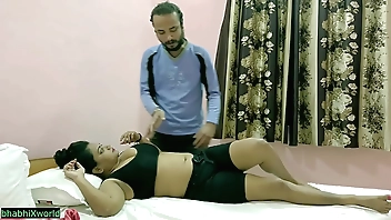 भारतीय गर्म लड़की कमबख्त! बॉडी मसाज के साथ सेक्स फ्री !!