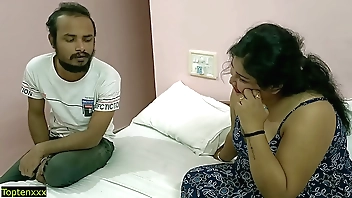 देसी हॉट रिच वाइफ गंदी बातें और यंग बॉय के साथ हार्ड सेक्स !!