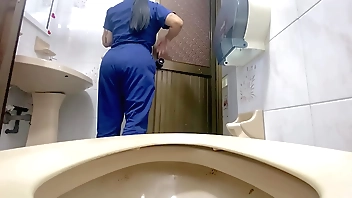 BAÑO DE Health centre GRABA A PACIENTE Y ENFERMERA MEANDO