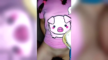 बमुश्किल कानूनी सौतेली बेटी को उसके सौतेले पिता की देखभाल में छोड़ दिया जाता है और बिगाड़ने वाली उसकी मासूमियत चुरा लेती है - नहीं कृपया मुझे अपने सौतेले पिता के साथ अकेला न छोड़ें, 18 साल की जवान