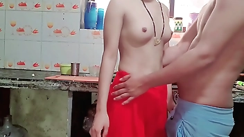 भाभी किचन में क्या कर रही हो मुझे चोदना है आप चोदने दोगे क्या