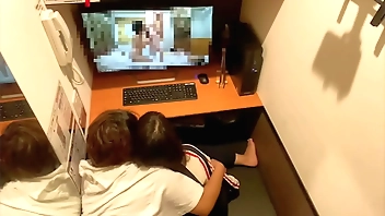 付き合って間もないサッカー部マネージャーとキャプテンはネカフェデートでAV鑑賞する事に…ムラムラして2人は初めてSEXする2人。