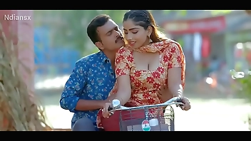 गांव की लड़की साइकिल चलाते हुए चोदा और दोस्तो ने पकड़ा