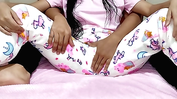 मैं अपनी भतीजी की गांड को पकड़ने और उसकी गर्म चूत को छूने के लिए उसकी मालिश करता हूँ