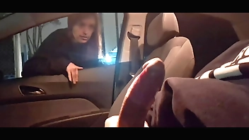 Punheta arriscada para gostosa na rua em público!