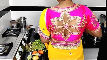 कोमल किचन मे देवर से चुद रही थी सास मार्केट गई थी