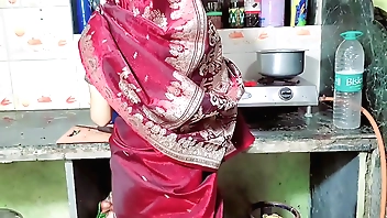 देसी भाभी साड़ी में अच्छी लग रही थी तो भाभी पेल दिया