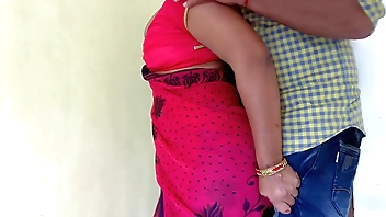 पोछा मारते समय कामवाली बाई को साहब ने चोदा