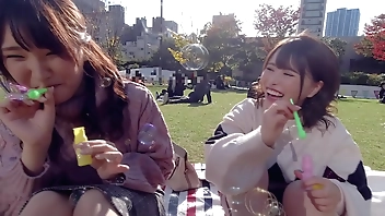 【ひなたぼっこ女子はヤレる】芝生で遊んでる女子大生GET！春で発情するオマンコ。若くて最高な傑作ボディを鷲掴みながらの中出し！！【乱交】