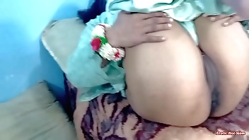 हिजाब पहने भारतीय किशोर लड़की मुश्किल गड़बड़