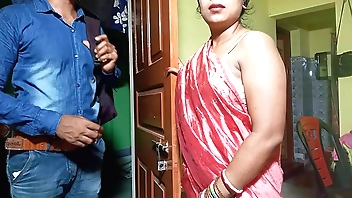 ब्रा सेल्समैन ने भाभीजी को पटाकर की Chudayi इंडियन पोर्न साफ हिंदी आवाज में