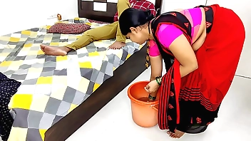 कोमल पोछा मारते हुए 500 ले कर चुद गई