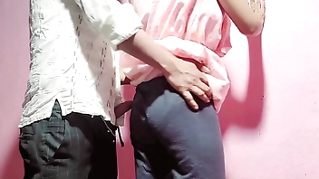 देसी लड़की को देवर ने अपना पानी गिराकर चोदा