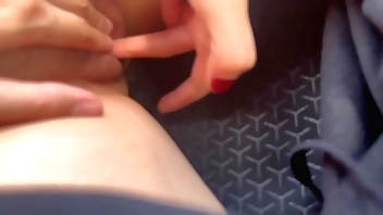 Le doy dedo a coldness conductora del Uber en una vía transitada