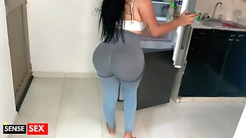 Espiando a mi madrastra, me pilla grabándola pero terminamos cogiendo antes de que llegue su esposo cornudo