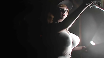 Una guardia de seguridad se descuida y un Androide le destruye su matriz.