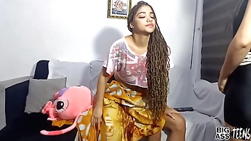 मैंने अपने सौतेले पिता के साथ सेक्स किया है और मेरी सौतेली माँ ने हमें सोफे पर चोदते हुए लगभग पकड़ लिया है मुझे डैडी का मुर्गा पसंद है