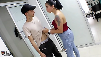 Le hago un favor a mi hijastro a cambio de darme una buena follada HISTORIA COMPLETA