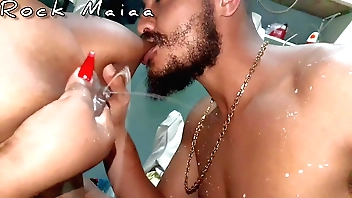 Acabou a água Toma banho de leite!   Fist,amamentação adulta,greluda e lactação