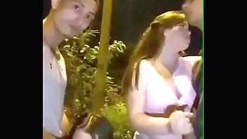 Se ponen a mamar en unfriendliness calle, intercambian parejas. Swinger