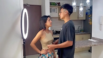 Le ayudo a mi pequeña hermanastra grove sus redes sociales. Termino corriendome en su culo.