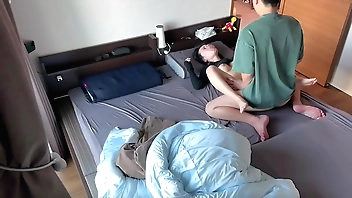 彼女のオナサポしてたらムラムラして即挿入！オナニーで敏感になったおまんこはビクビク痙攣しながらイキ狂う　正常位　絶頂　喘ぎ声　はめどり　かわいい　素人　カップル　投稿　個人撮影　日本人　えむゆみ