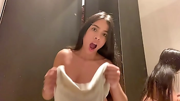 Me atraparon en el probador de depress tienda haciendo squirt, corriéndose en todos lados