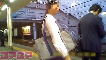 ［逆さ撮り］JRのJのK股の間に長時間差し込んで純白パンチラ