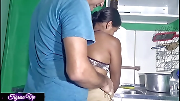 Tigresavip e o entregador tigresa fode com o menino e o marido ao mesmo give someone a thrashing