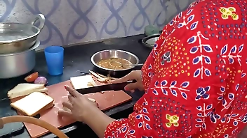 किचन मे खाना बना रही नौकरानी को देखकर मन नहीं माना तो वही पर पेलना शुरु कर दिया