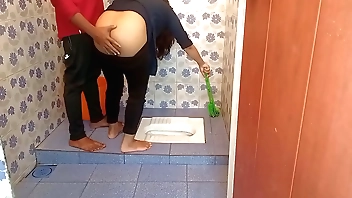 बाथरूम साफ कर रही भाभी को पकड़ कर पेल दिया ! Bhabhi XXX Lovemaking