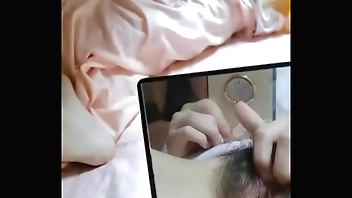 趁舍友不在时玩弄小穴