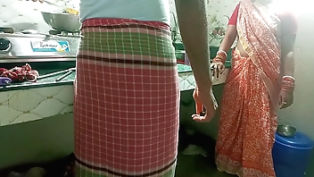 मालकिन ने खाना बनाने वाले नौकर को किचन में पटाकर चूत चुदाई कराई! साफ हिन्दी आवाज में